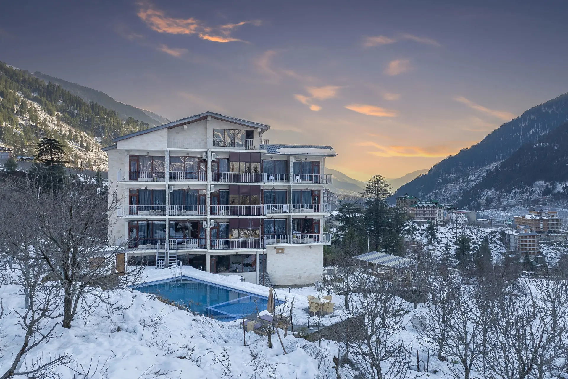   Hotels in Manali with Private Jacuzzi for Couples: Your Romantic Escape
