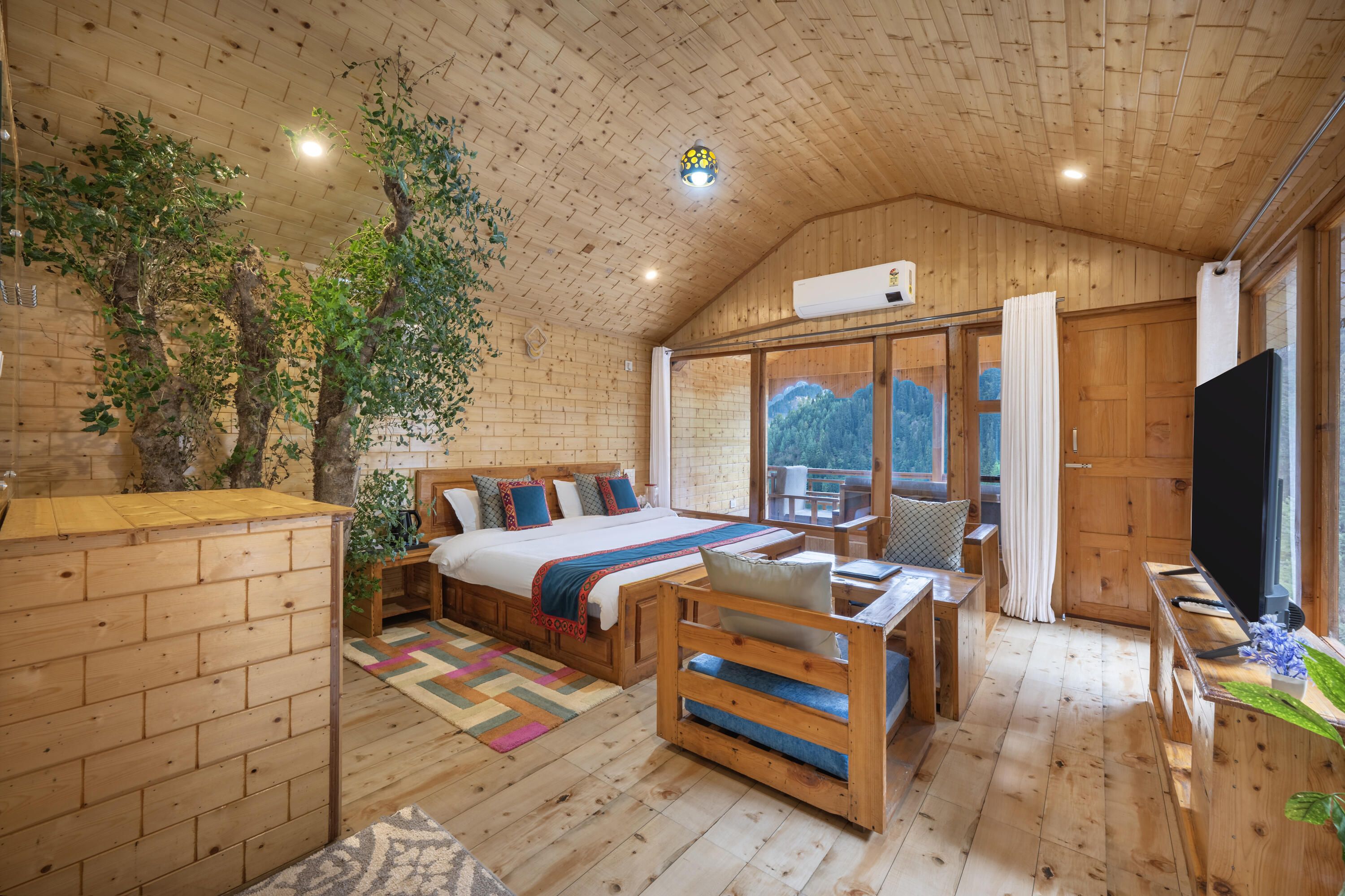 Best Luxury Stay in Jibhi for Couples, Families, and Nature Lovers