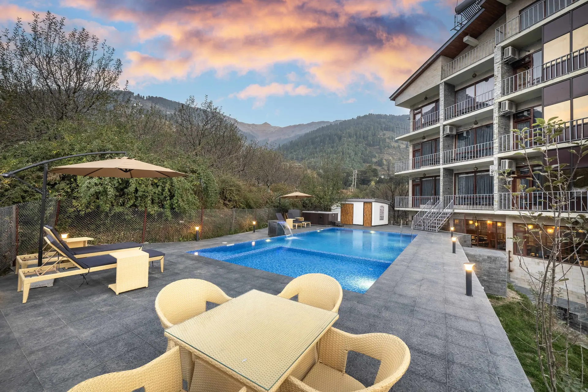 Private Balconies & Mountain Views: Couples’ Havens in Manali